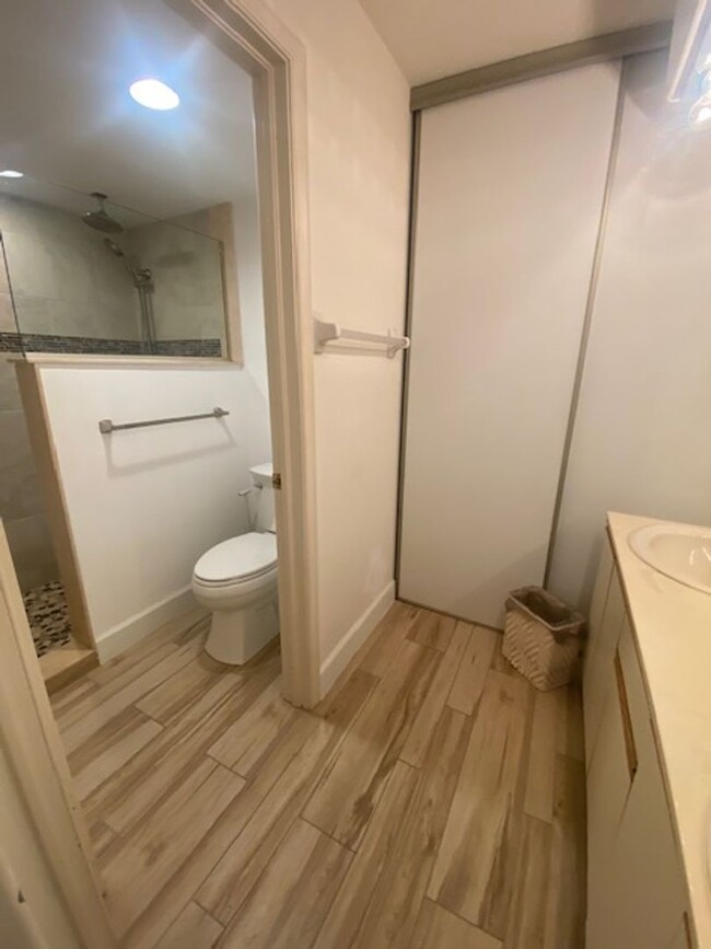 Building Photo - 2 bedroom 2 bathroom Seasonal rental in Se...