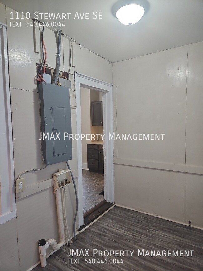 Building Photo - This property has a no security deposit op...