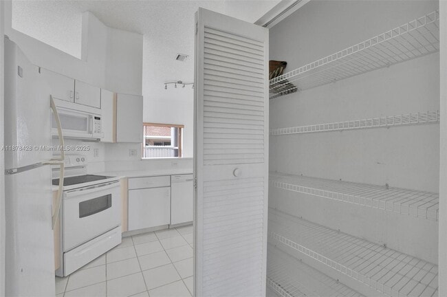 Building Photo - 10660 SW 20th Ct