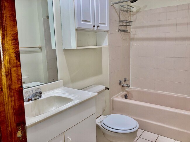 Building Photo - Marconi Plaza 3bd/2bth w/ Parking on Uniqu...