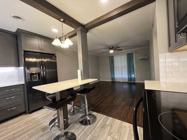 Building Photo - Fully Renovated 3 Bedroom Apartment in Pri...