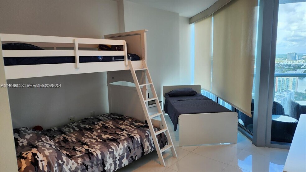 Building Photo - 17001 Collins Ave