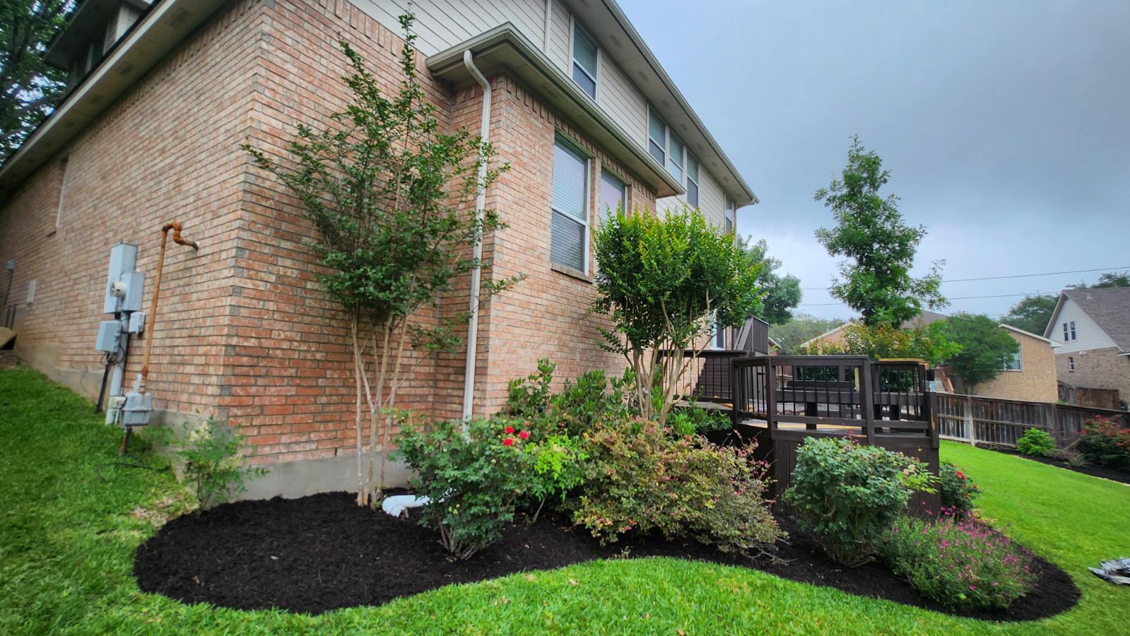 Lush landscaping - 18439 Rogers Bend