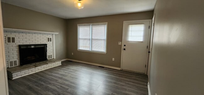 Building Photo - Woodland Hills