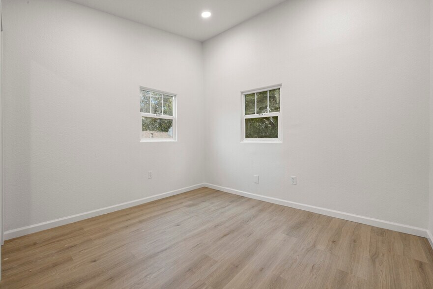 Building Photo - 214 Kimble St