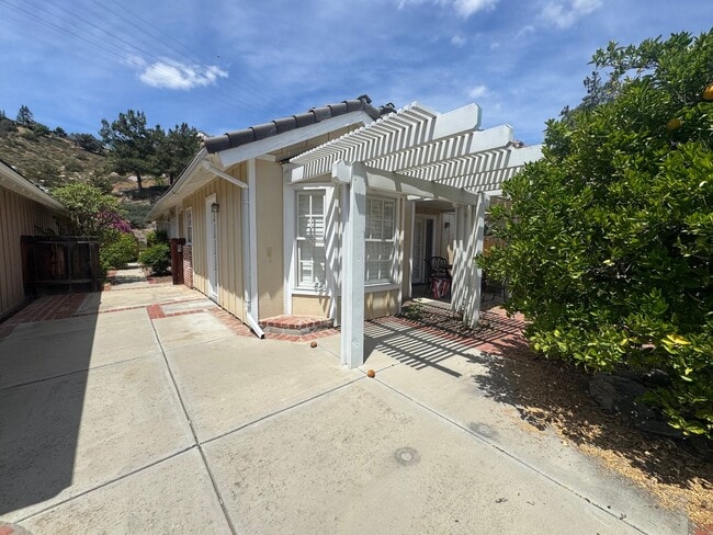 Building Photo - 2 Bedroom - 2 Bathroom single level