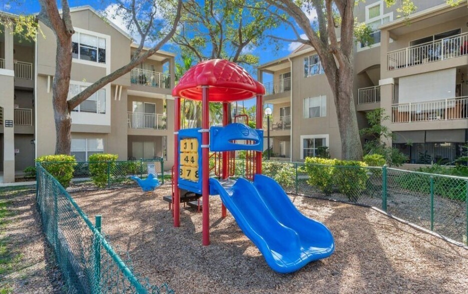 Building Photo - 1760 Palm Cove Blvd