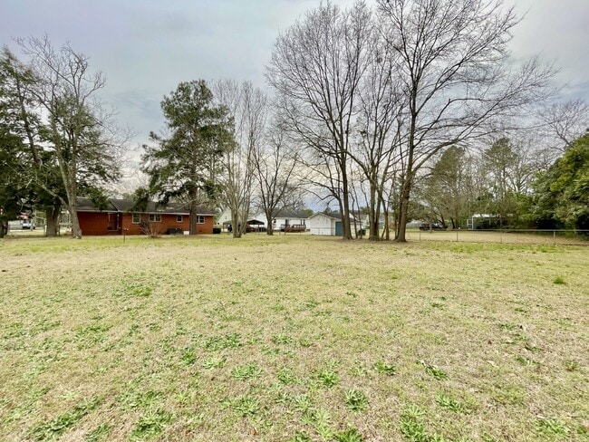 Building Photo - 3 Bed, 1 Bath Nest In Raeford