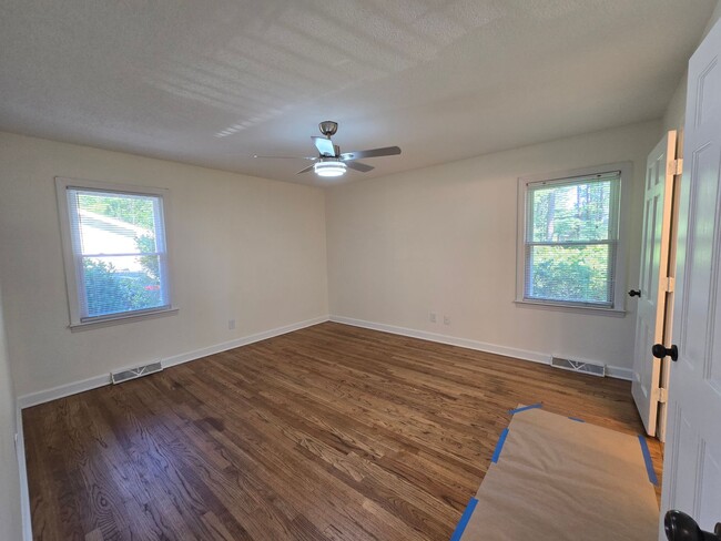 Building Photo - NEW LISTING!!!!!