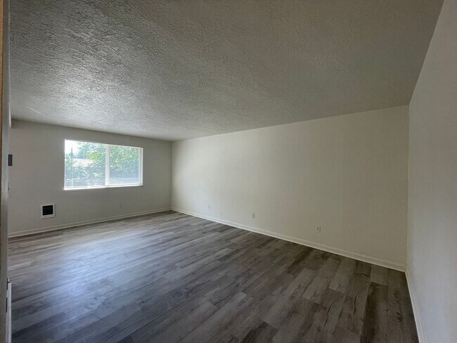 Building Photo - Spacious 2 Bed 1.5 Bath Apartment in Gresham - Newly Renovated w/ Washer & Dryer!