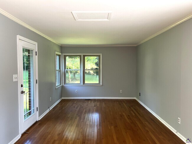 Building Photo - 2855 Riverview Rd