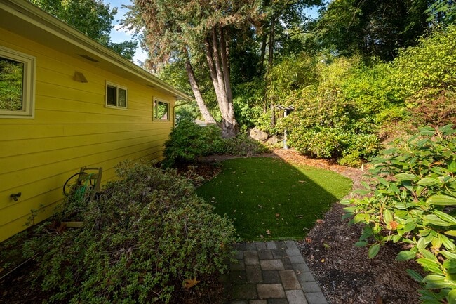 Building Photo - Spacious 4BR/2 BA Home in Quiet North-End ...