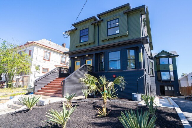 Building Photo - Viewing Schedule: Please call Shami at (415) 225-2543 to schedule a viewing.