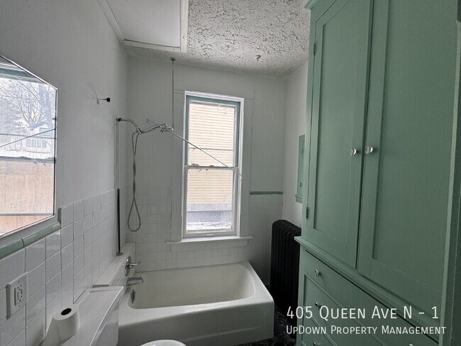 Building Photo - 405 N Queen Ave