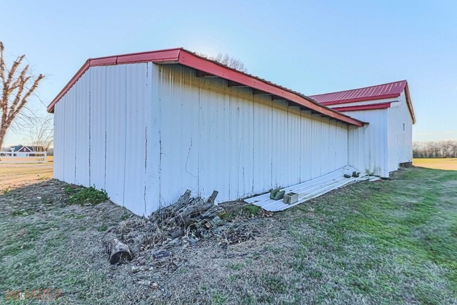 Building Photo - RENOVATED FARMHOUSE in Mt. Olive!