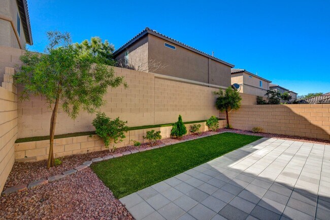 Building Photo - Gorgeous 4 Bedroom, 2 Story Home in SW/Mou...