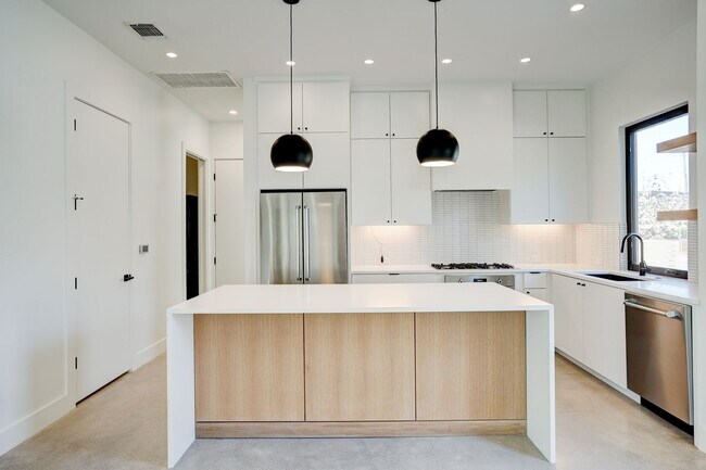 Building Photo - Spacious 3-Bedroom, 2.5-Bath Contemporary ...