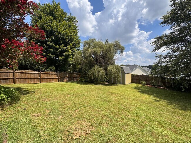Building Photo - Stunning 5 Bedroom 4 Bath Home with 3 Car ...
