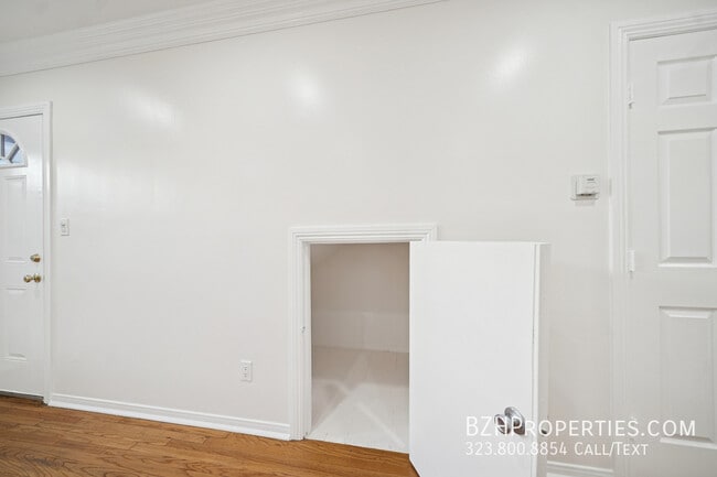 Building Photo - 710 Westmount Dr