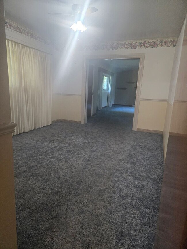 Building Photo - 4 Br 3 Ba + Flex w/ Fireplace