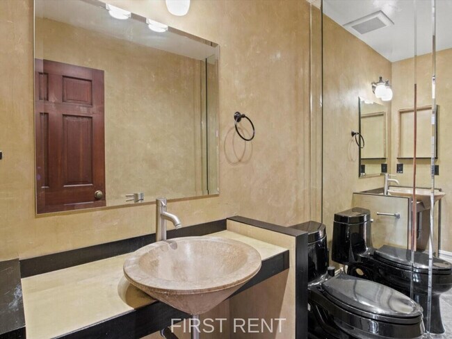 Building Photo - 8642 Villa La Jolla Dr