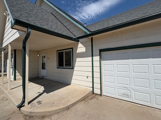 Building Photo - Fully Renovated 3 Bed 2.5 Bath Townhome w/ 1 Car Garage & Yard!