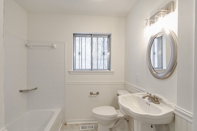 Building Photo - Ranch Style 3 bedroom 1.5 Bath for rent!