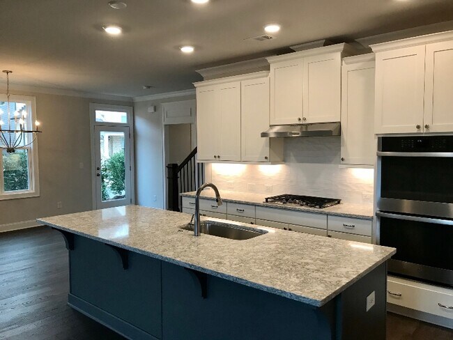 Building Photo - 570 Turlington Pl