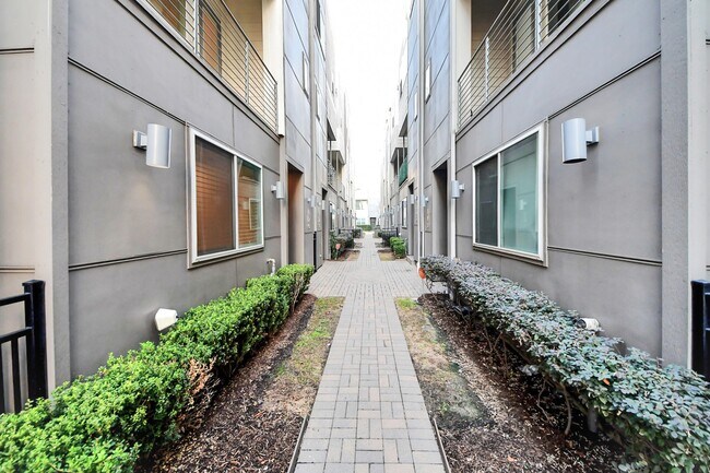 Building Photo - 325 Eado Park Cir