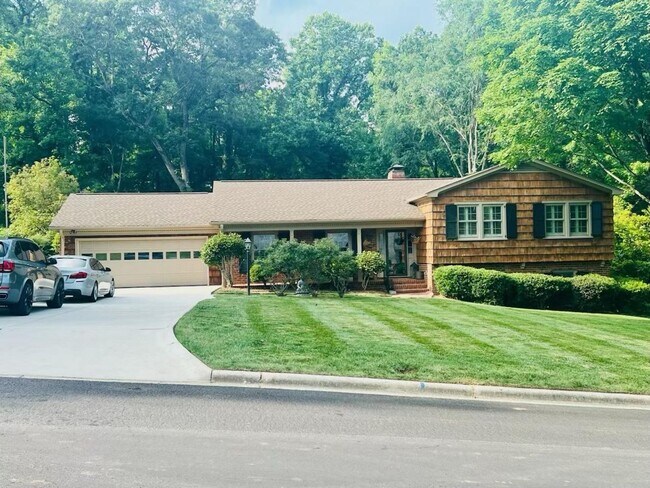 Primary Photo - 5-bedroom 4 bath tri level home