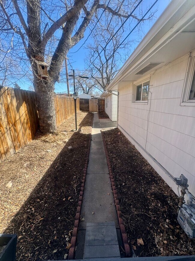 Building Photo - Charming 3 Bedroom in Knob Hill with views of Pikes Peak