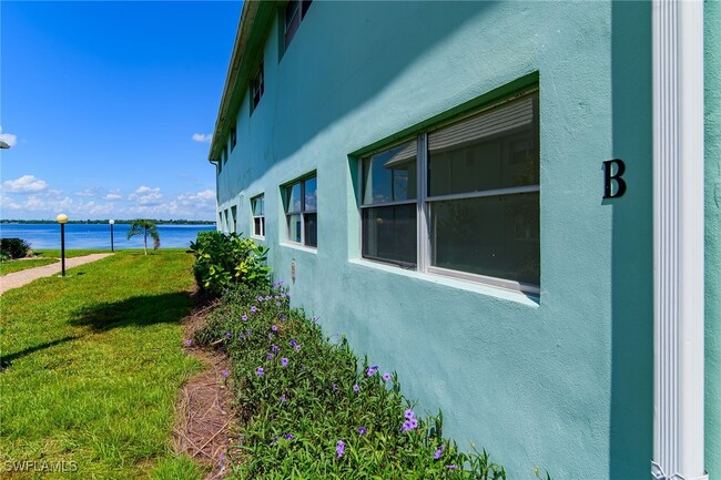 Building Photo - 3225 E Riverside Dr