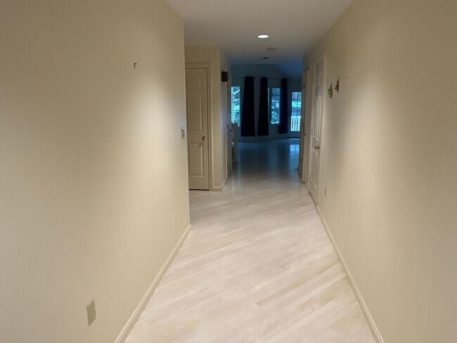 Building Photo - Beautiful Spacious High End 3-bedroom Condo