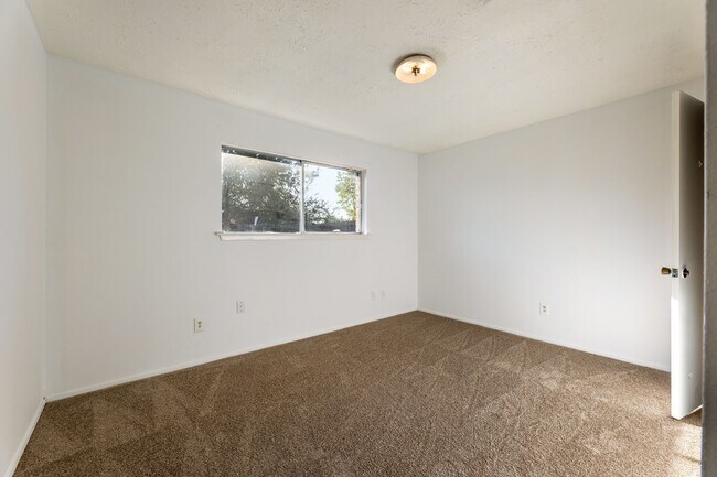 Building Photo - 15235 Heron Park Dr