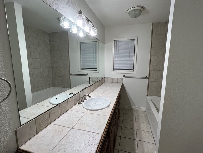 Building Photo - 1607 Mayflower Rd