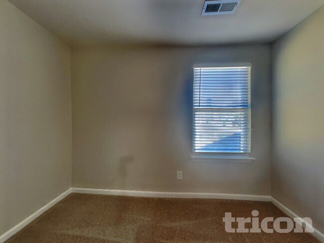 Building Photo - 572 Lakerun Dr