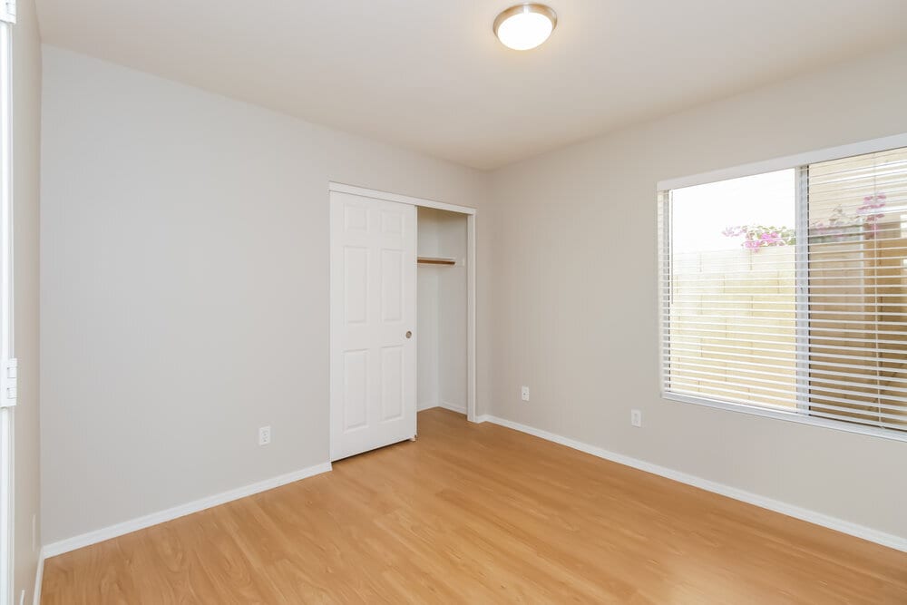 Building Photo - 1366 E Vaughn Ave