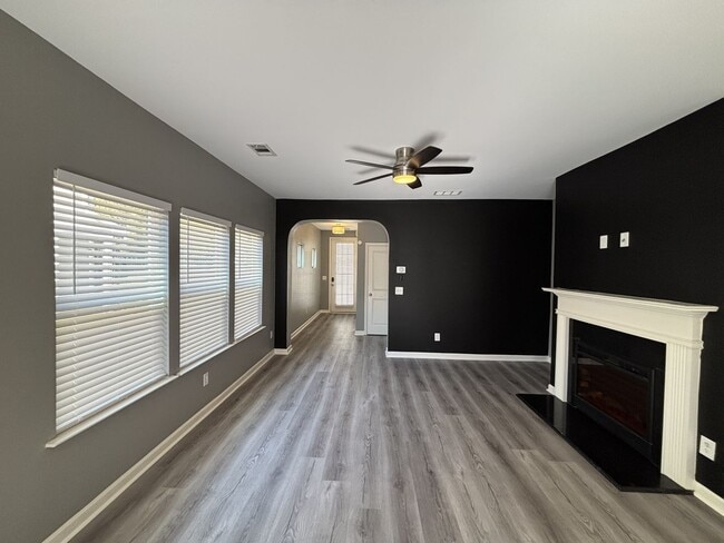 Building Photo - Gated Private Community! Spacious 3 Bedroom and 2.5 Bath End Unit Townhome