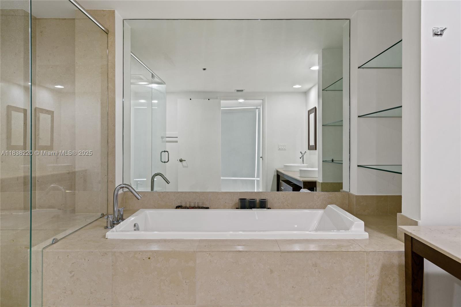 Building Photo - 495 Brickell Ave