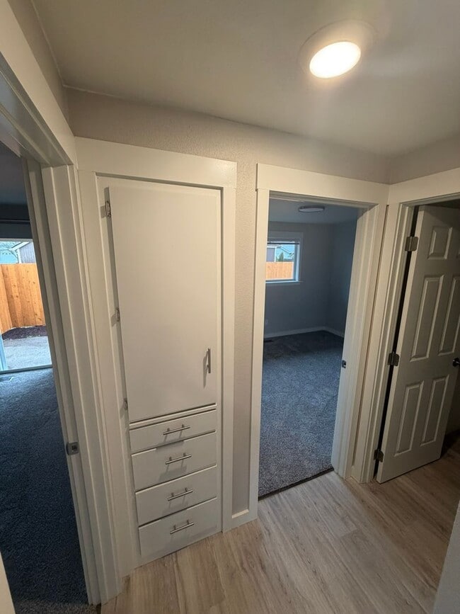 Building Photo - Newly Remodeled Large 2 Bedroom!