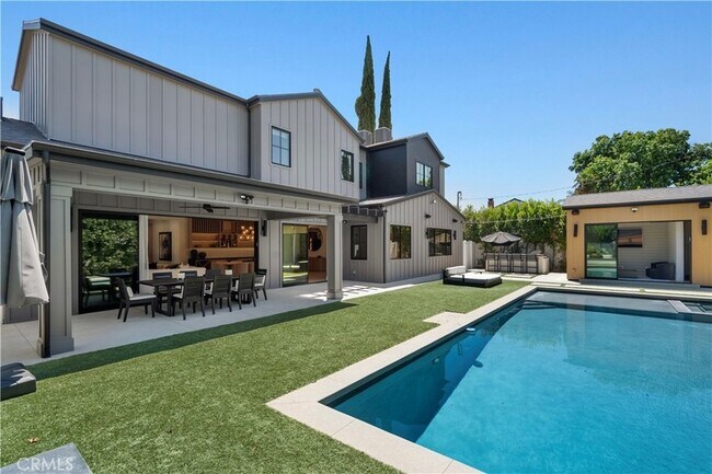 Building Photo - 17631 Tarzana St