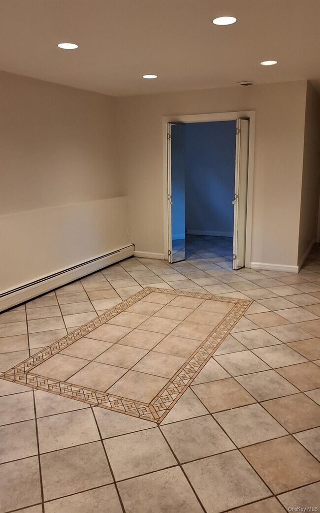 Building Photo - 5 Suzie Dr