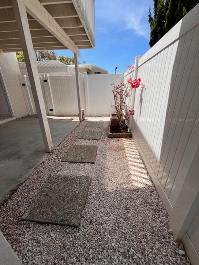 Building Photo - 3 bed 1.5 bath 2 story condo in Park Place...