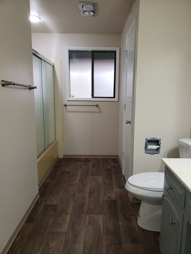 Building Photo - Discover your new home in North Medford!