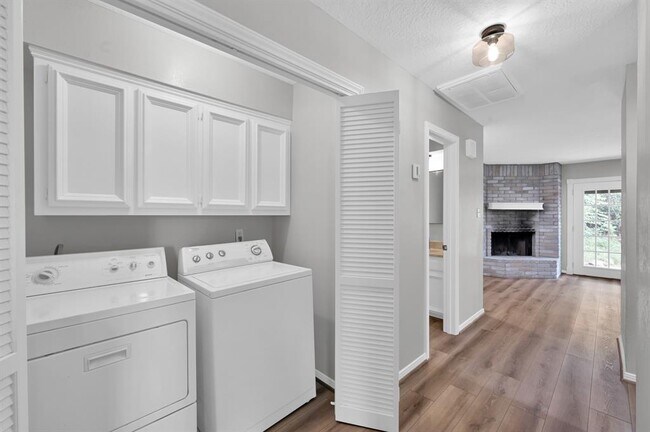 Building Photo - 3843 Knollcrest Dr