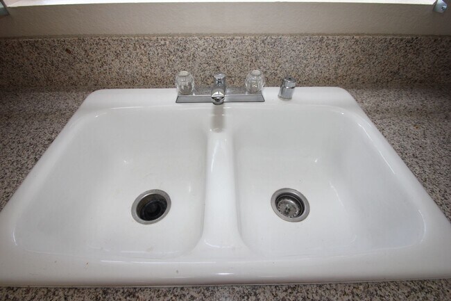 Building Photo - Lovely 2 Bed 2 Bath Downstairs Condo in Gr...