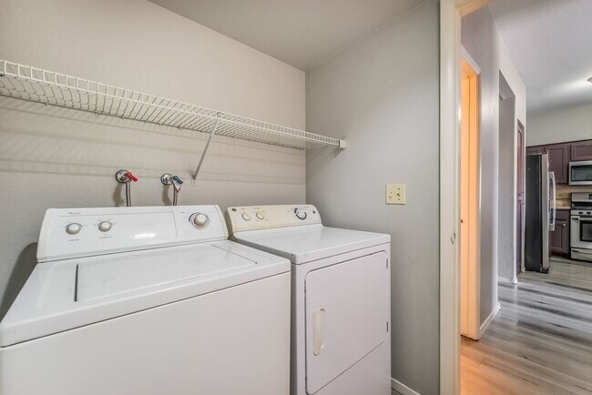 Building Photo - Stunning 4 bedroom home in Henderson with POOL!