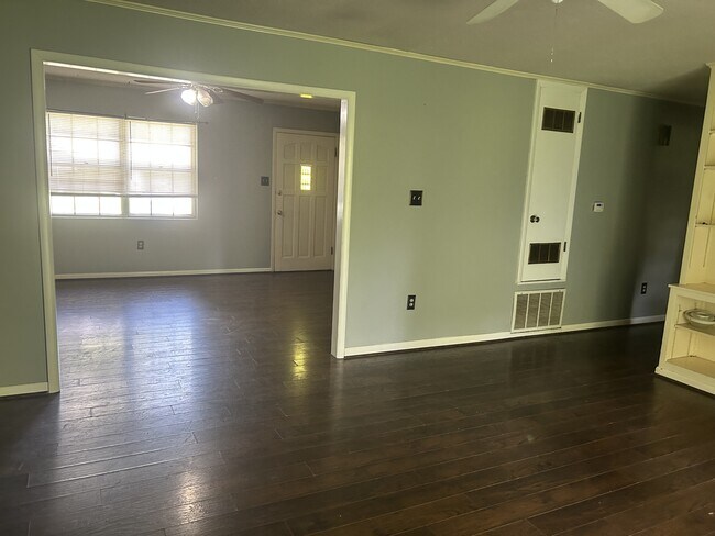 Building Photo - 121 Shamrock Dr