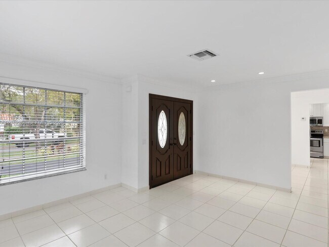 Building Photo - 911 Pizarro St