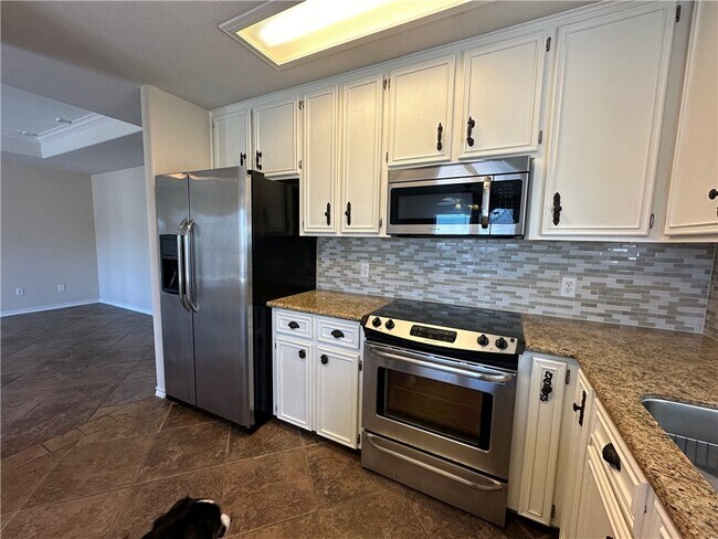 Building Photo - 14905 Dasmarinas Dr